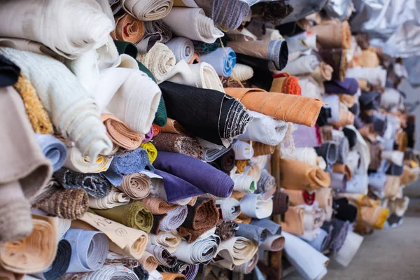 Farklı renkteki rulo katlanmış kumaş birbirinin üstüne katlanmış