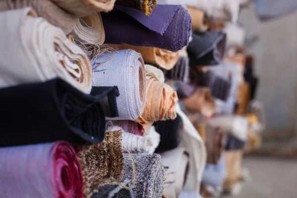 Farklı renkteki rulo katlanmış kumaş birbirinin üstüne katlanmış