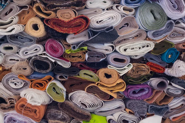 Farklı renkteki rulo katlanmış kumaş birbirinin üstüne katlanmış