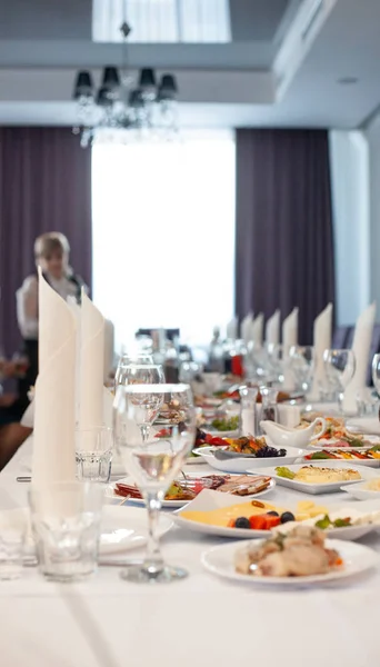 Served Festive Table Covered White Tablecloth Dishes Drinks Glasses Ceremonial — Stock Photo, Image