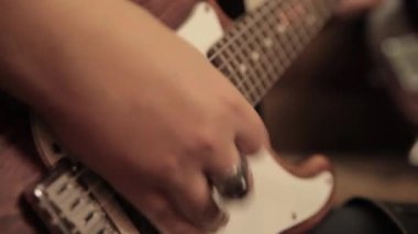 Kahverengi ve beyaz elektro gitar çalmak bir halka ile erkek eller