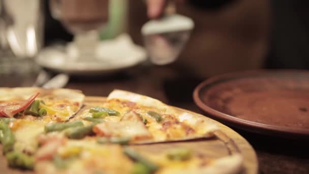 Mano Masculina Desplaza Una Rebanada Pizza Tablero Madera Plato — Vídeos de Stock