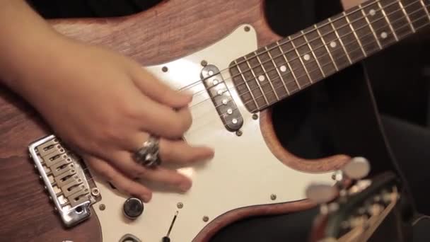 Mãos Masculinas Com Anel Tocando Uma Guitarra Elétrica Marrom Branca — Vídeo de Stock