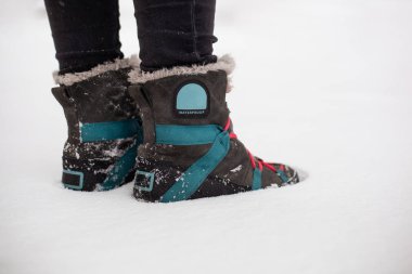 Kış kadın botlar karda kürk ve mavi çizgili gri.