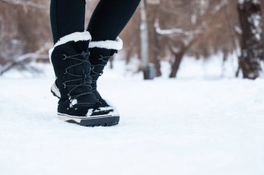 Kış women's boots beyaz kürk ve parkta kar beyaz tabanları ile siyah