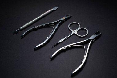 Siyah arka plan üzerinde izole çelikten yapılmış aletlermani kürsi seti.