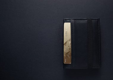 İzole siyah arka plan üzerinde altın kredi kartı ile siyah deri cüzdan