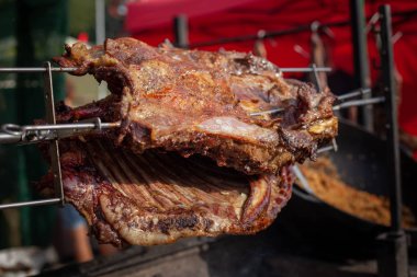 Marine kızarmış domuz kaburga kömür üzerinde bir şiş üzerinde pişmiş