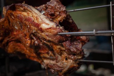Marine kızarmış domuz kaburga kömür üzerinde bir şiş üzerinde pişmiş