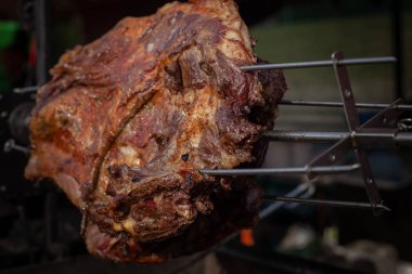 Marine kızarmış domuz kaburga kömür üzerinde bir şiş üzerinde pişmiş
