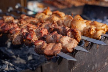 Şişteki et, demir barbeküde sıcak kömürde kızartılır..