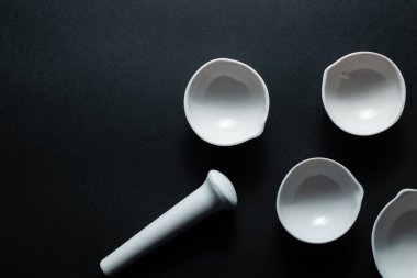 Baharat tenceresi ahşap bir kaşık ve beyaz tokmaklı seramik tabaklardan oluşur.