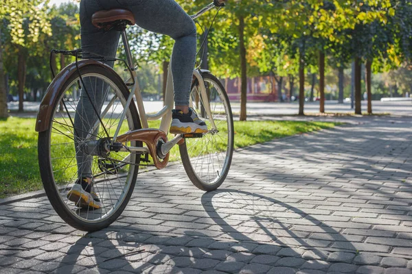 Une Fille Jeans Baskets Assoit Sur Vélo Beige Dans Parc — Photo