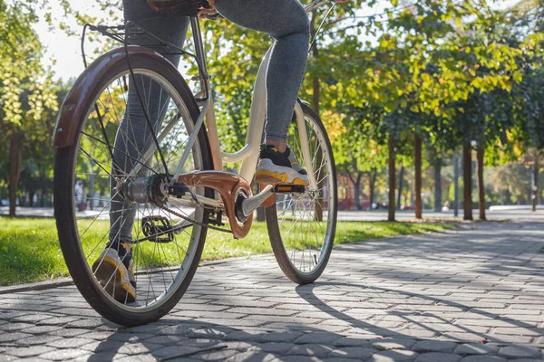 Ein Mädchen Jeans Und Turnschuhen Sitzt Auf Einem Beigen Fahrrad — Stockfoto