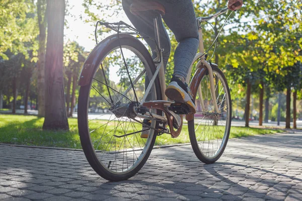 Ein Mädchen Jeans Und Turnschuhen Fährt Mit Einem Beigen Fahrrad — Stockfoto