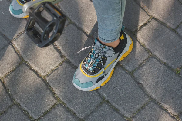 Los Pies Calzados Zapatillas Brillantes Están Lado Los Pedales Bicicleta —  Fotos de Stock