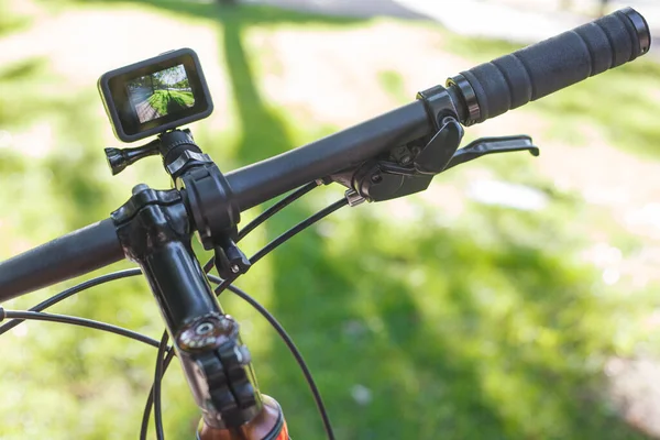 Cámara Acción Con Pantalla Incluida Montada Manillar Una Bicicleta Parque —  Fotos de Stock