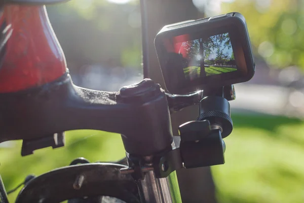Action Kamera Mit Eingeschaltetem Bildschirm Montiert Neben Einem Mountainbike Rad — Stockfoto