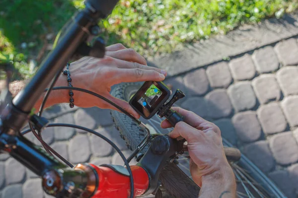 Homme Installe Une Caméra Action Qui Est Fixée Côté Une — Photo