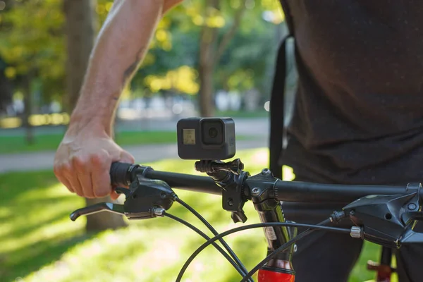 Câmera Ação Montada Guidão Uma Bicicleta Que Ciclista Masculino Está Imagem De Stock