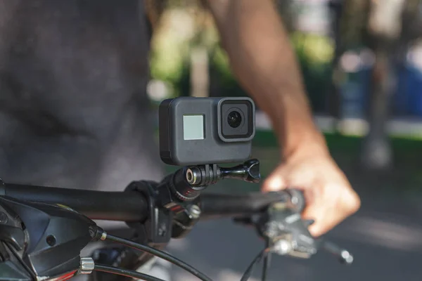 Actiecamera Gemonteerd Het Stuur Van Een Fiets Die Een Mannelijke Stockfoto