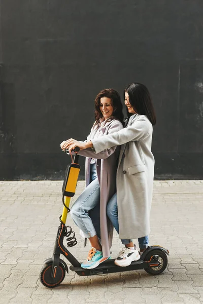 Gelukkig Volwassenen Plezier Vrienden Vriendinnen Toeristen Diverse Vrouwen Rijden Een — Stockfoto