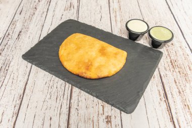 Mükemmel kahverengi Venezuela börekleri. Karakteristik sarı renkleri var. İçi doğranmış sığır eti ve erimiş beyaz peynirle dolu.