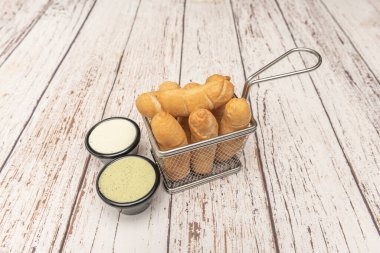 Yeni yapılmış bir tepsi altın rengi üniformaları ve peynirin gizlice baktığı daha koyu uçlarıyla Venezuela tacı..