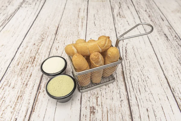 Yeni yapılmış bir tepsi altın rengi üniformaları ve peynirin gizlice baktığı daha koyu uçlarıyla Venezuela tacı..