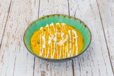 Hafif ve Aromatik Tavuk Korma: Yoğurt, Kaju ve Kakule Dokunuşlu Safran Sosu