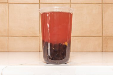 Asya Freshnes soğuk baskılı kibrit çayı badem sütü, kremalı köpük ve kafe tarzı bardakta matka tozuyla süslenmiş.