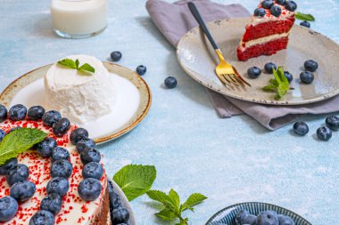 Ahududulu Kırmızı Kadife: Dramatik bir etki yaratmak için beyaz kremanın üzerine yoğun kırmızı damlalar