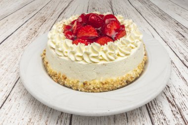 Çilekli ve Kremalı Tart: Sütlü kremalı taze çilek ve yumuşak bademli sünger keki