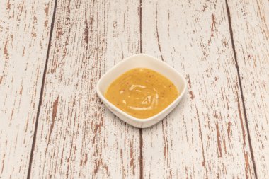 Tütsülenmiş mayonez kabı, iyi emüllenmiş sosun bej rengini ortaya çıkarıyor.