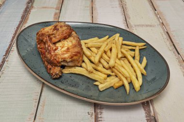 Teriyaki soslu ızgara tavuk, yanında waffle kızartması ve kızarmış susam tohumu.