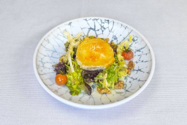 Taze roka ve keçi peynirli ıspanak salatası, ceviz ve kızılcık tostu, ballı ve hardallı sirke soslu.