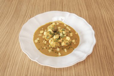 Krema ve et suyuna batırılmış İsveç köftesi, yanında da ev yapımı patates püresi ve kızılcık reçeli.