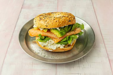 Somonlu bagel sandviçi: her şeyde füme somon, krem peynir, kapari ve kırmızı soğan.
