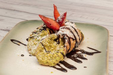 Fındık kremalı cannoli ve fındıklı ve fındıklı ve kakao bukleli, karşı konulmaz bir çekiciliği var.