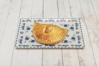 Chistorra sosisi ve piquillo biberi, ev yapımı hamur işi, İdiazabal peynir sosuyla servis ediliyor.