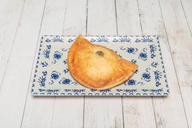 Nane, ince hamur işi, fırında pişirilmiş ve Yunan yoğurdu ve salatalıkla servis edilen kuzu börekleri.