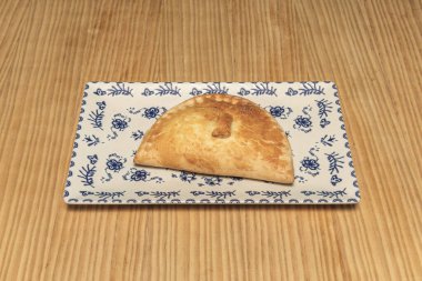 Kızarmış patlıcan ve peynirli börek, susam tohumlu hamur ve biberiye bal ile servis edilir.