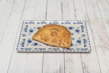 Baharatlı sucuk ve patates böreği, geleneksel hamurdan örülmüş, ev yapımı. 