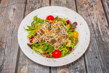 Arugula ve kuzu salatası, konserve ton balığı, nar, ceviz ve ahududu sirke soslu krem peynir.