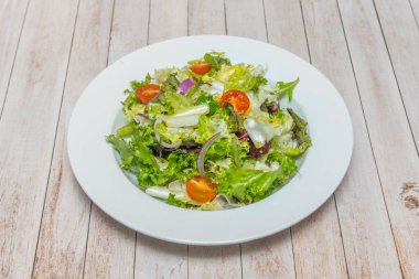  Konserve ton balıklı salata, taze soğan, kırmızı biber ve haşlanmış yumurta, elma sirkesi ve maydanoz soslu.