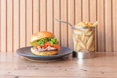 Buğday ekmekli hamburger, yağsız sığır eti, avokado ve taze spinacha daha sağlıklı. 