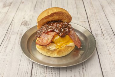 Bir pikniğin havadan görünüşü diğer taraflarıyla birlikte bonfile ekmekli sığır burger.