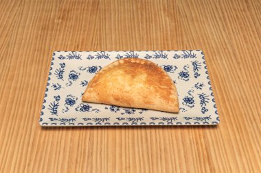 Enginar ve jambon, lezzetli hamur işi, limon ve dereotlu sirke ile servis ediliyor.