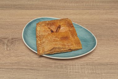 Ton balığı turşusu ve soğan böreği, mısır unu hamur işi, tatlı kırmızı biberle süslenmiş.