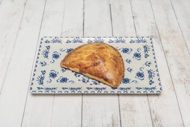 Mürekkep balıklı mürekkep balığı, mürekkepbalığı hamur işi, yanında limon ve maydanozlu aioli.